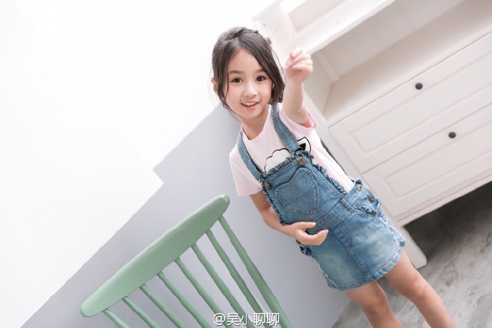 小胡一菲吴聊聊拍摄服装广告