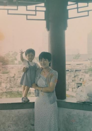 小时候的徐娇和妈妈
