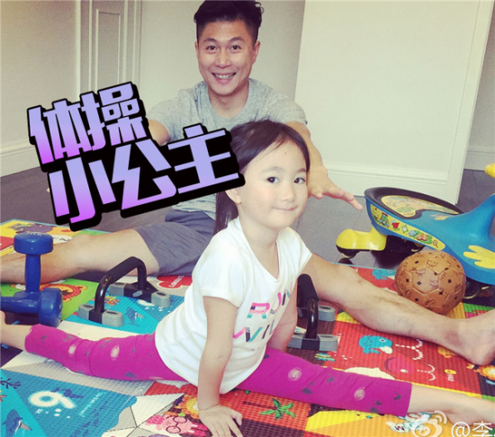 奥运冠军李小鹏和女儿奥莉