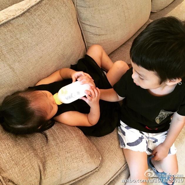 孙俪儿子等等喂妹妹小花喝奶