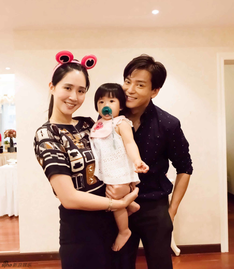 演员陈晓东女儿周岁宴合影