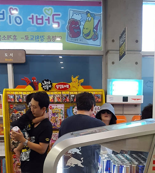 李英爱出门逛街