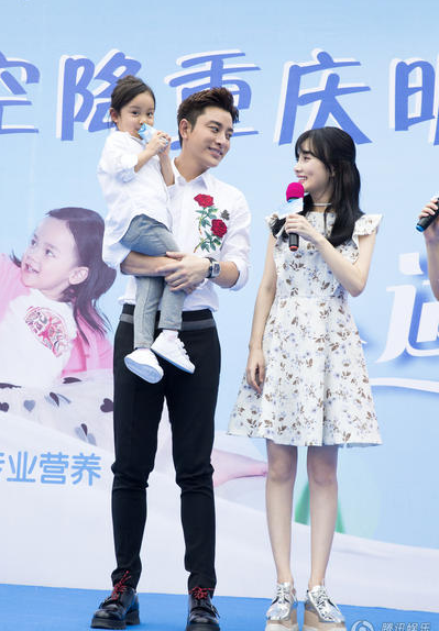 李小璐贾乃亮一家三口