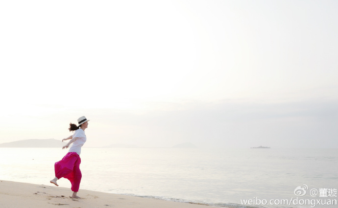 董璇海边游玩